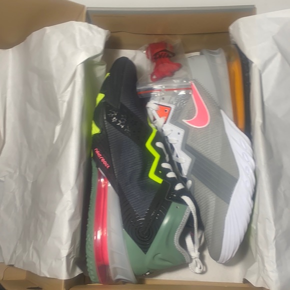 Space Jam X Nike LeBron 18 Low “Bugs vs Marvin”